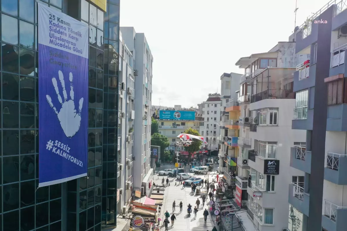 Konak Belediyesi, 25 Kasım Dolayısıyla "Şiddete Cinayetlere Sessiz Kalmıyoruz" Yazılı Afiş Astı