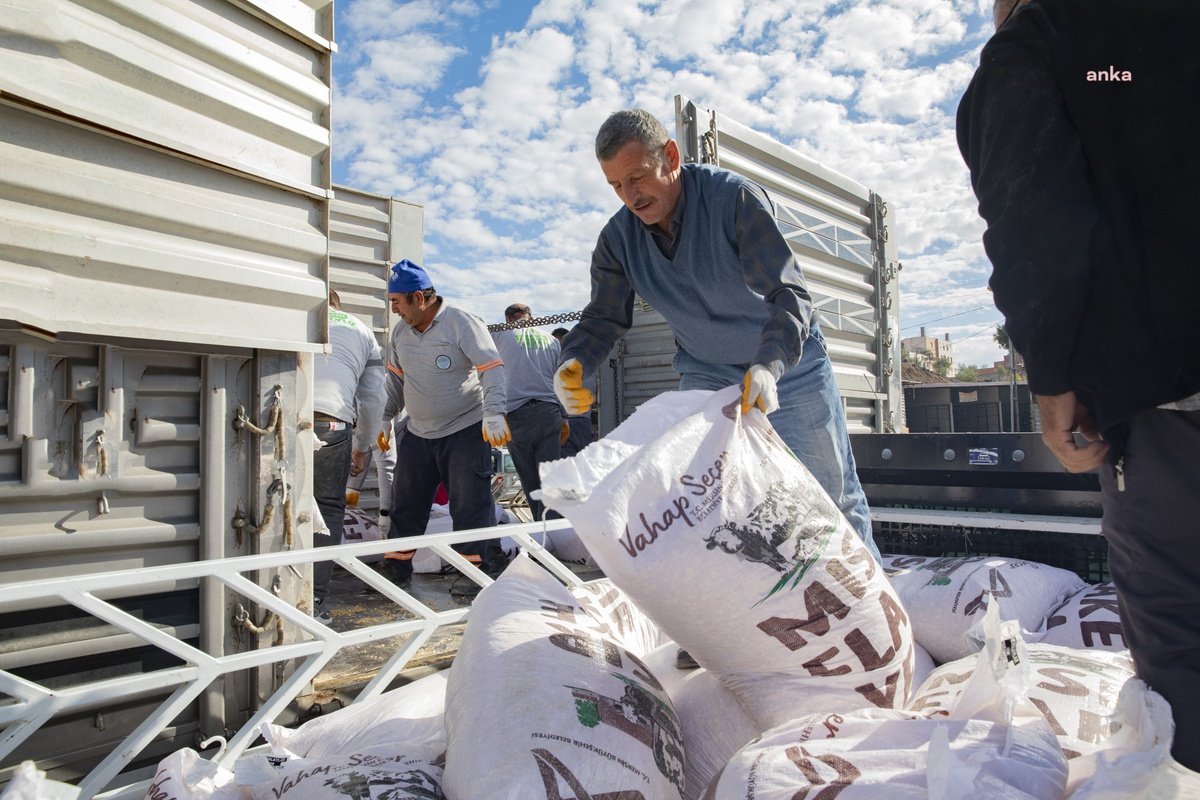 Mersin Büyükşehir Belediyesi\'nden Hayvan Yetiştiricilere Destek