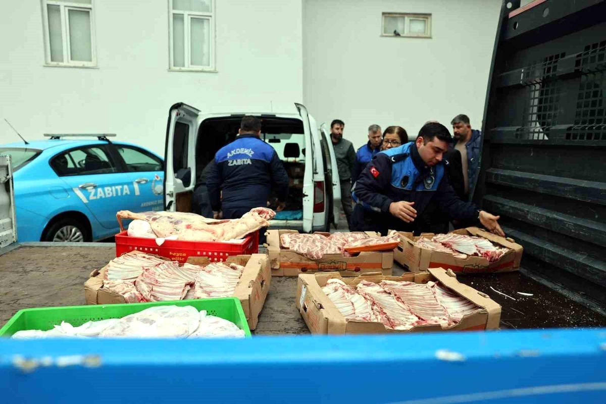 Mersin\'de Lastiği Patlayan Kamyonette 235 Kilo Sağlıksız Et Ele Geçirildi