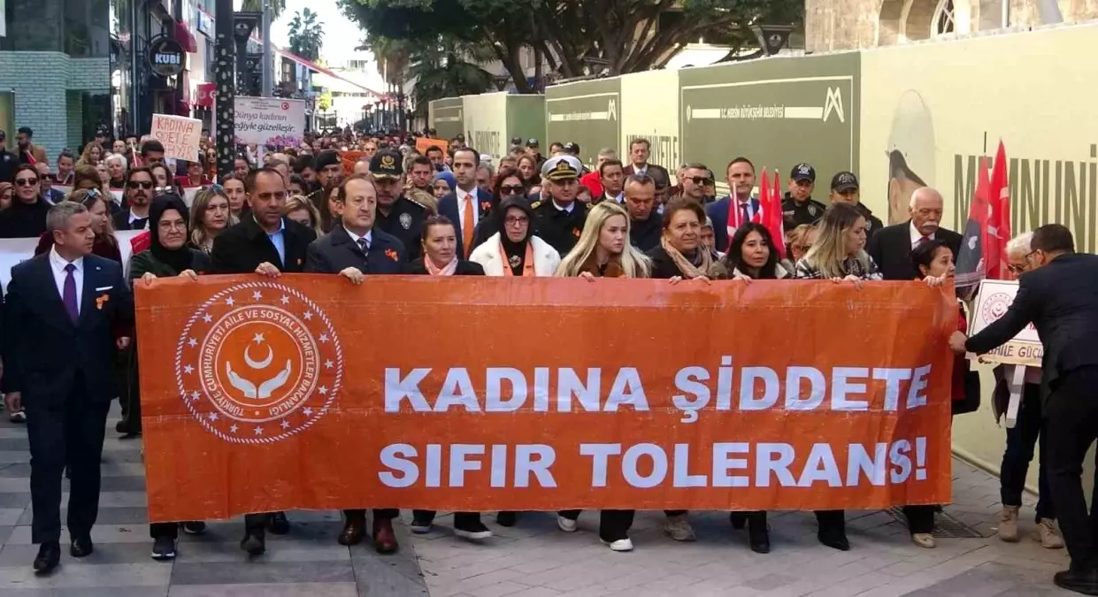 Mersin\'de Kadına Şiddet Yürüyüşü