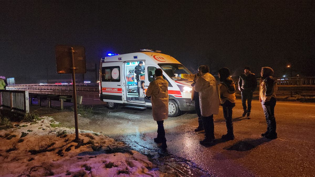 Düzce\'de Yaya Kaldırımında Yürüyen Kişi Servis Minibüsüyle Çarpışarak Hayatını Kaybetti