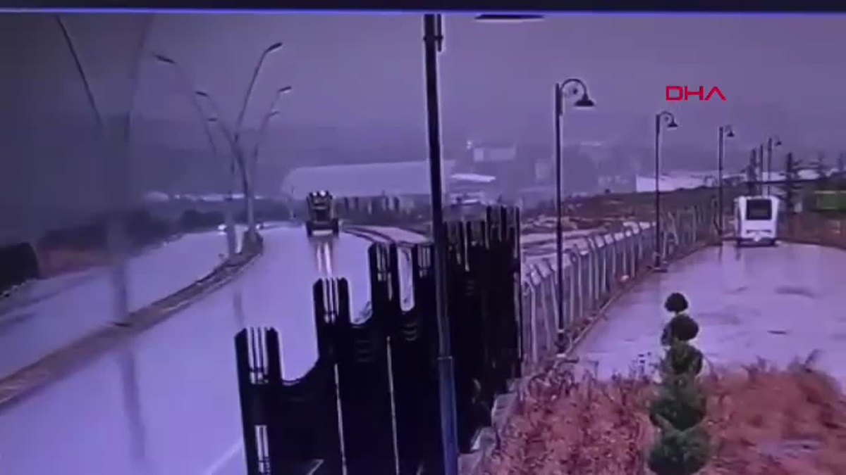 Elazığ\'da Trafik Kazası: 26 Yaşındaki Sürücü Hayatını Kaybetti
