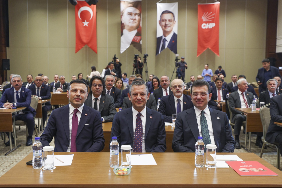 CHP Genel Başkanı Özgür Özel, Kadına Yönelik Şiddetle Mücadele Günü\'nde Önemli Açıklamalarda Bulundu