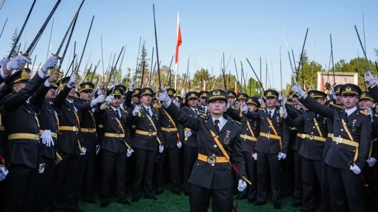 Teğmenlerin komutanı görevden alındı, veda mesajı dikkat çekti