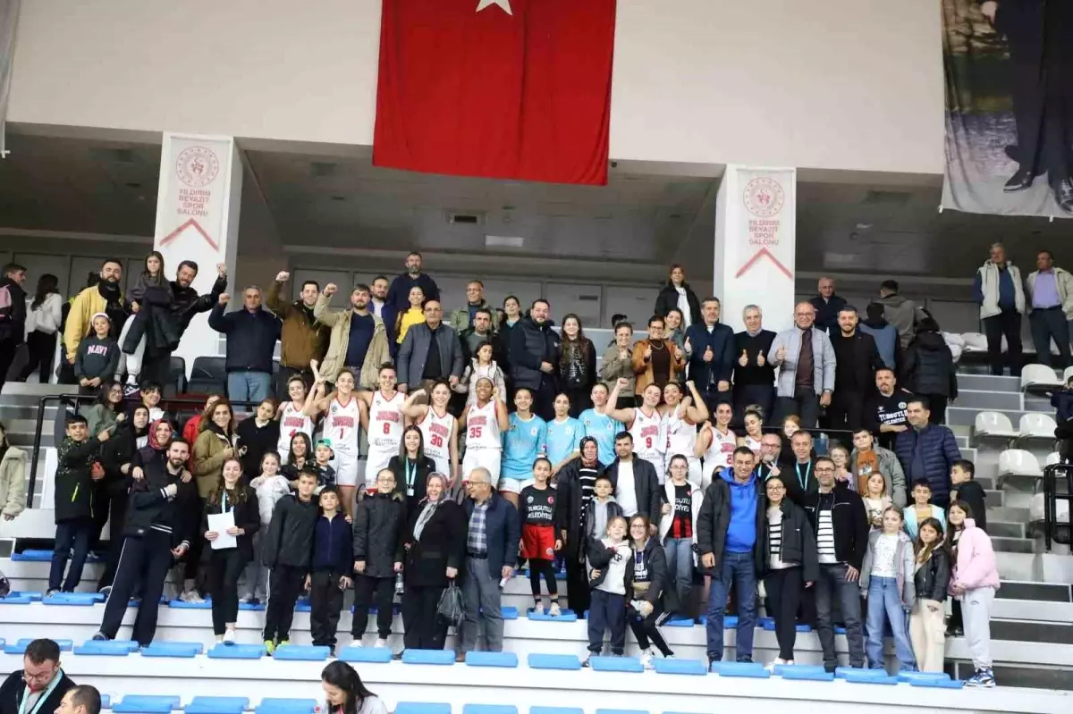 Turgutlu Belediyespor Kadın Takımları Çifte Galibiyetle Döndü