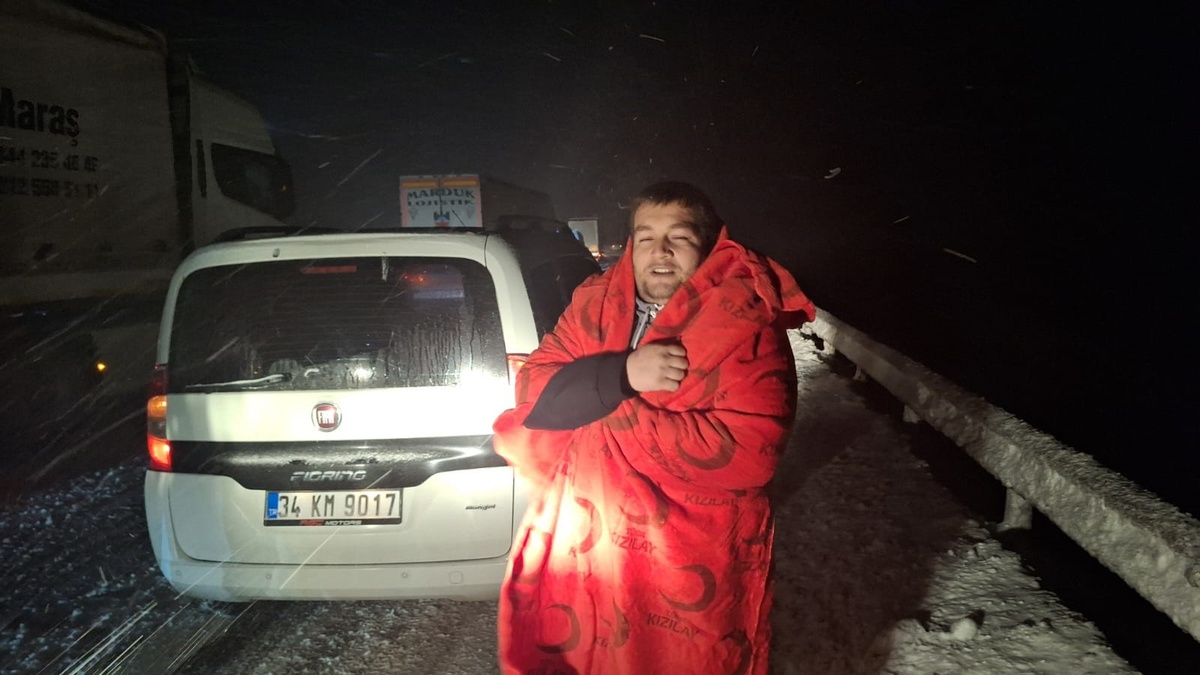 Türk Kızılay, Soğuk Hava Koşullarında Yolda Kalanlara Destek Verdi