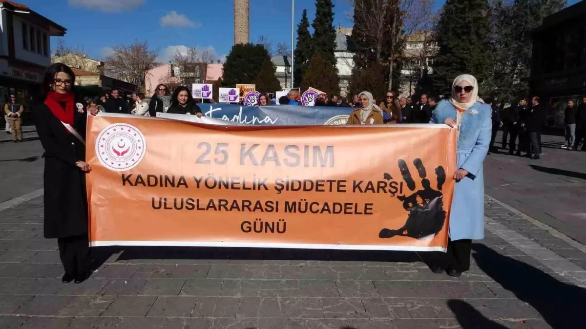 Uşak\'ta Kadına Şiddete Farkındalık Yürüyüşü