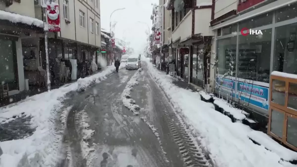 Uzundere\'de 40 Yılın En Yoğun Kar Yağışı: Hayat Durma Noktasında