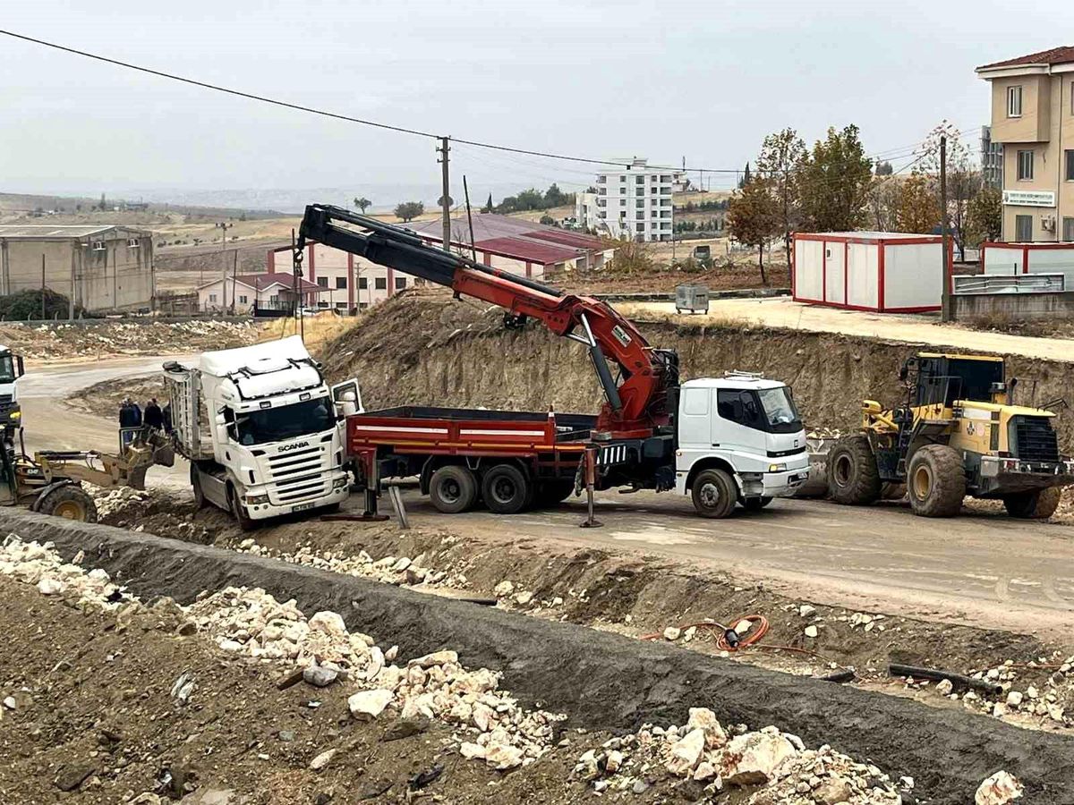 Besni\'de Tır Kazası Trafiği Kitledi