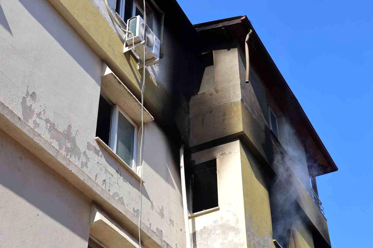Antakya\'da 4 Katlı Binada Yangın