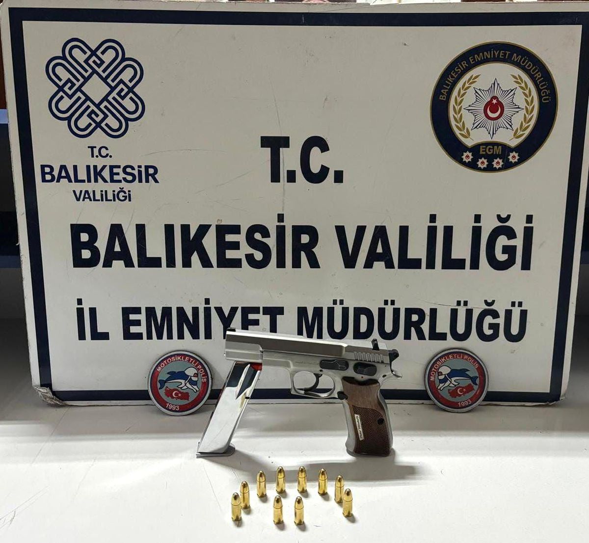 Balıkesir\'de Uyuşturucu ve Silah Operasyonu