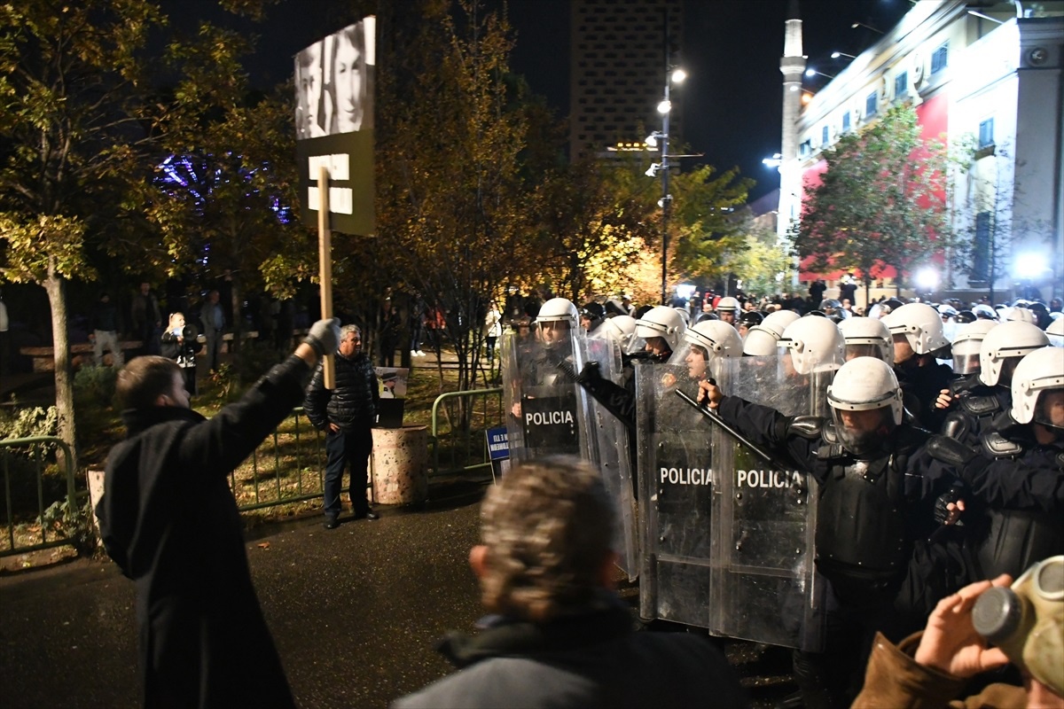 Arnavutluk\'ta Hükümet Karşıtı Protesto Gerginliği