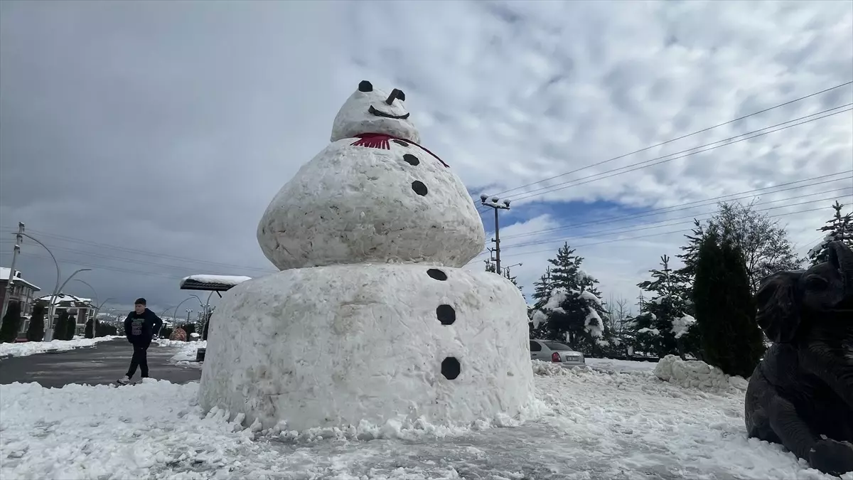 Bolu\'da 5 Metrelik Kardan Adam Yapıldı