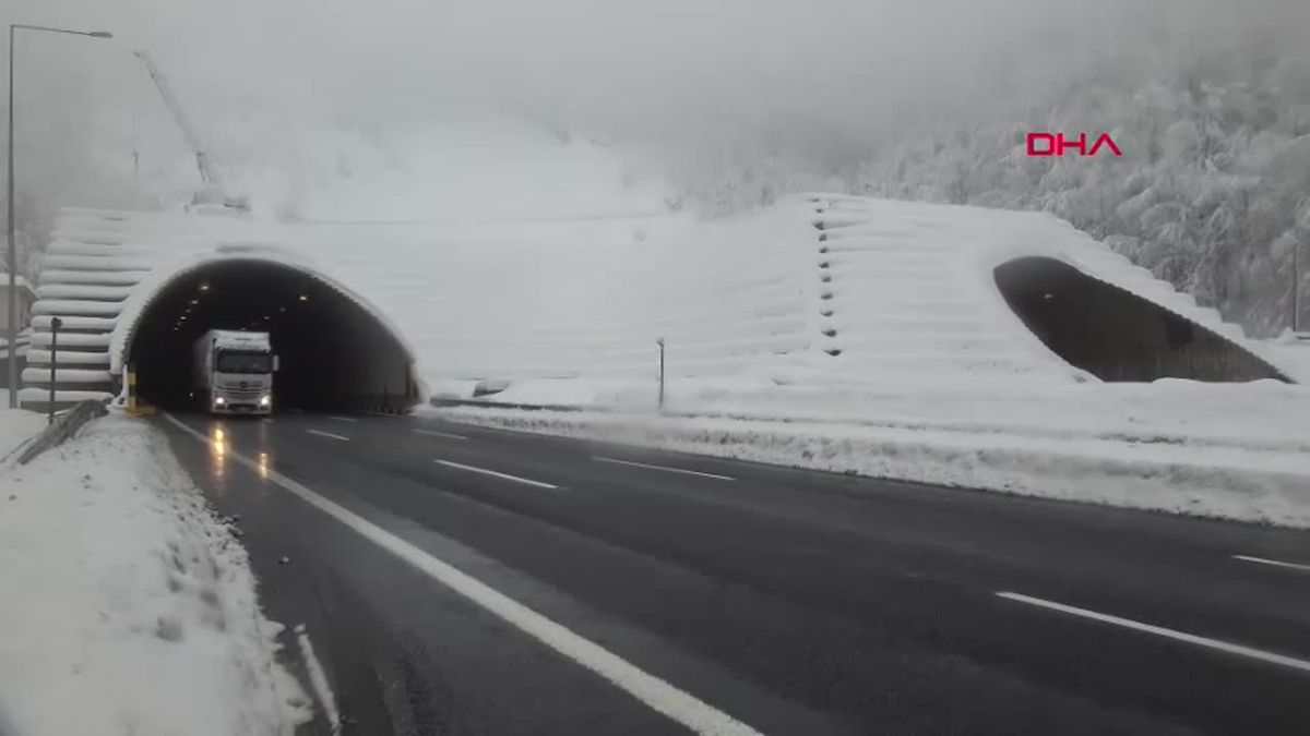 Bolu Dağı\'nda Kar Yağışı Sonrası Ulaşım Normale Döndü