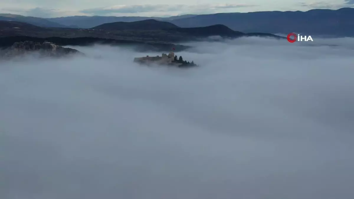 Boyabat Kalesi\'nde Göz Alıcı Sis Manzarası