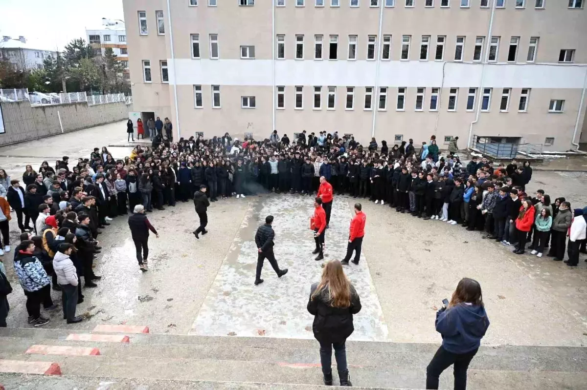 Öğrencilere Uygulamalı Yangın Eğitimi Verildi