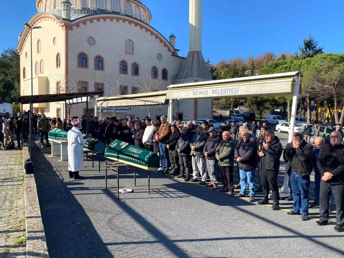 İstanbul\'da Aile Katliamı: Cenaze Töreni Düzenlendi