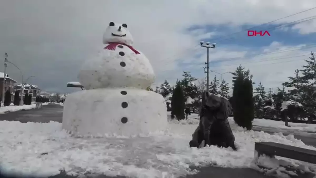 Bolu\'da 5 Metre Yüksekliğinde Dev Kardan Adam Yapıldı