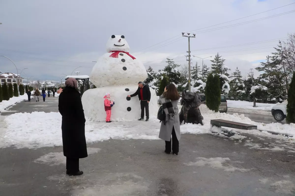 Bolu\'da 5 Metre Yüksekliğinde Dev Kardan Adam Yapıldı