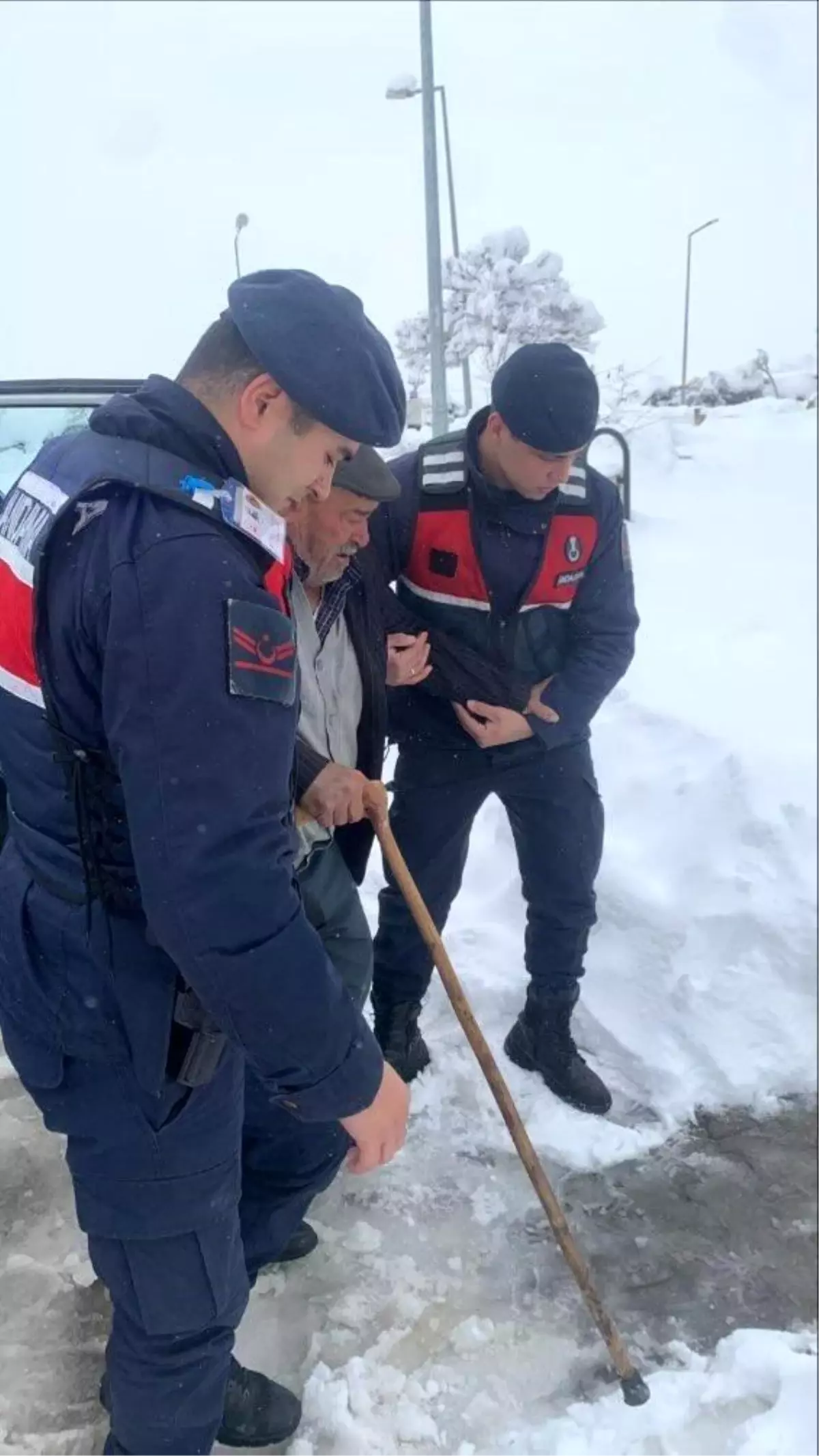 Jandarma Kar Yağışında Yaşlı Adamı Hastaneye Götürdü