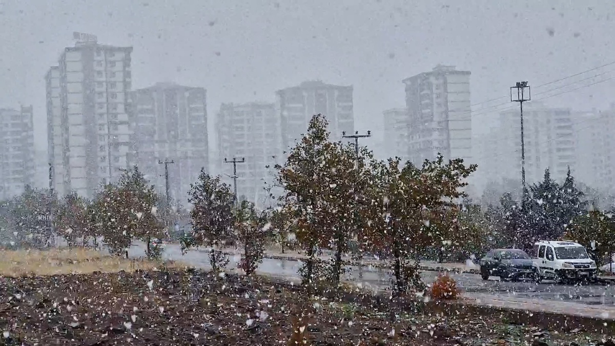 Diyarbakır\'da Kar Yağışı Ulaşımı Olumsuz Etkiledi