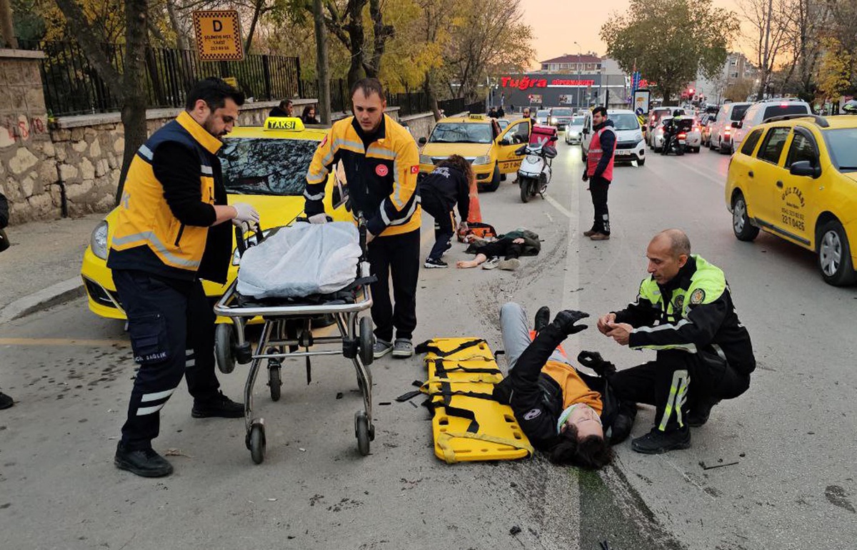 Edirne\'de Motosiklet Kazasında İki Kişi Yaralandı