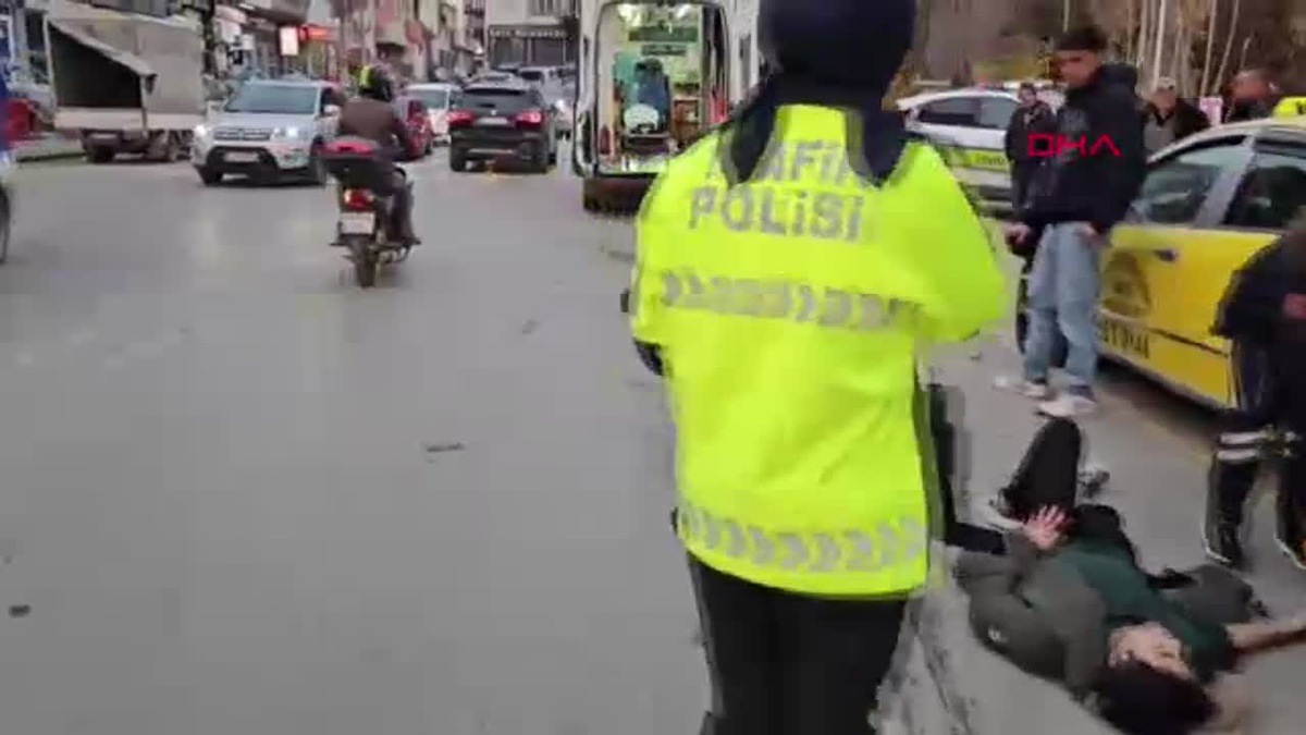 Edirne\'de Motosiklet - Otomobil Çarpışması: 2 Yaralı