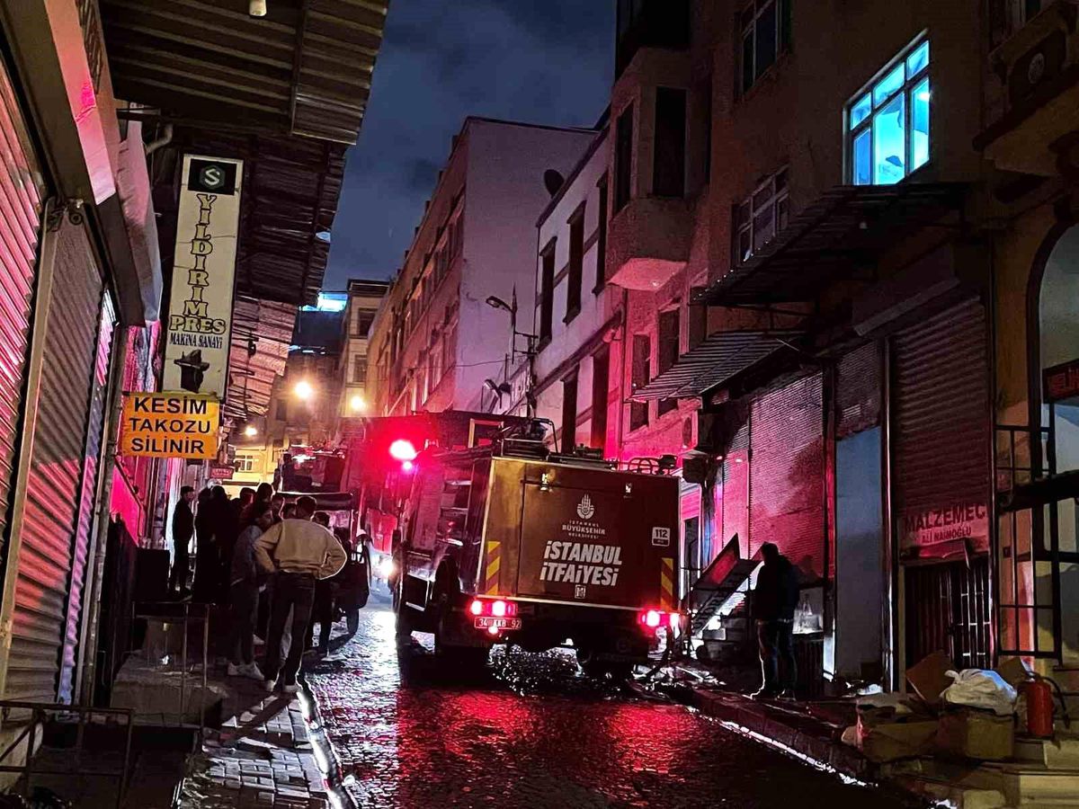 Fatih\'te Ayakkabı İmalathanesinde Yangın