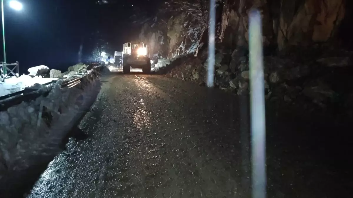 Giresun\'da Heyelan Kapanan Yol Yeniden Açıldı