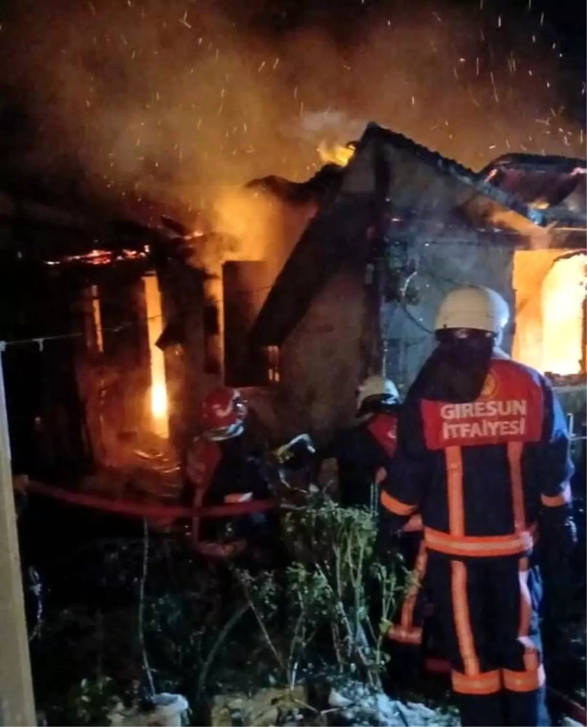 Giresun\'da Yangın: Bir Ev Kül Oldu, Yaşlı Kadın Kurtarıldı