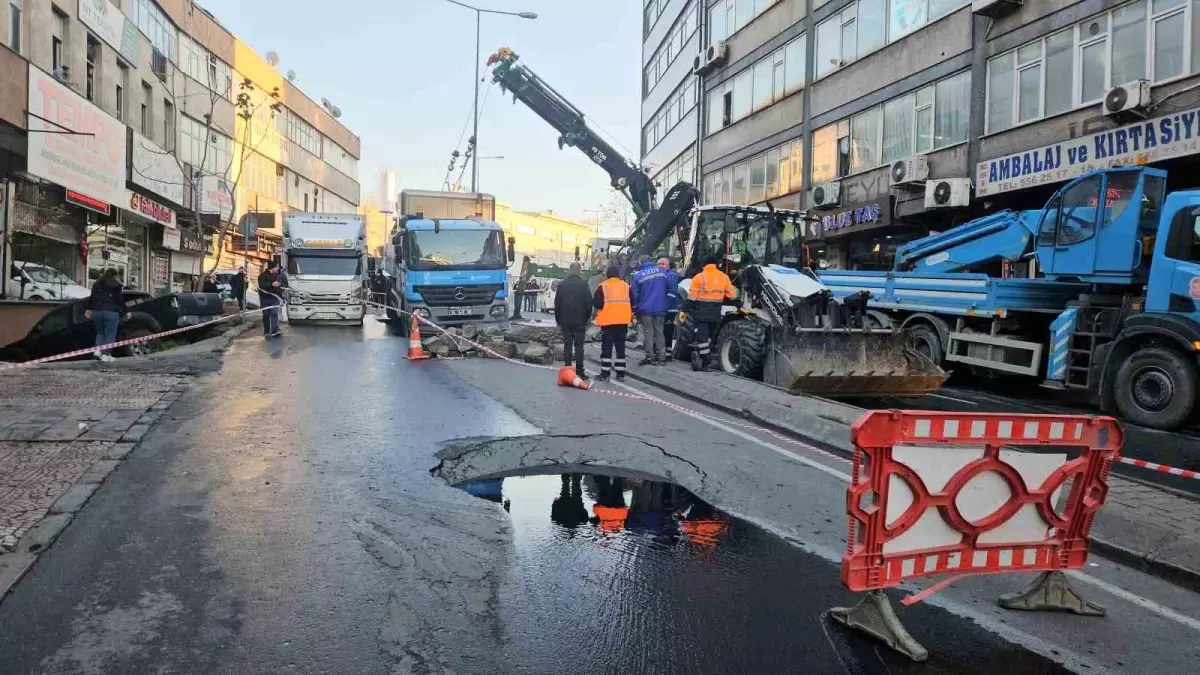 İstanbul Güngören\'de Çökme: İki Kamyon Çukura Düştü