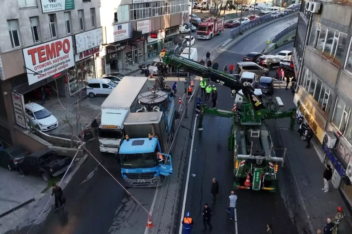 İstanbul\'da Çökme: 2 Kamyon Çukura Düştü