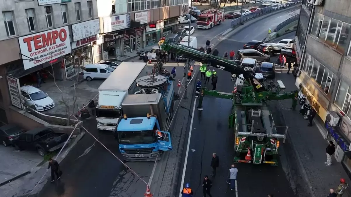 Güngören\'de Yol Çöktü, İki Kamyon Çukura Düştü