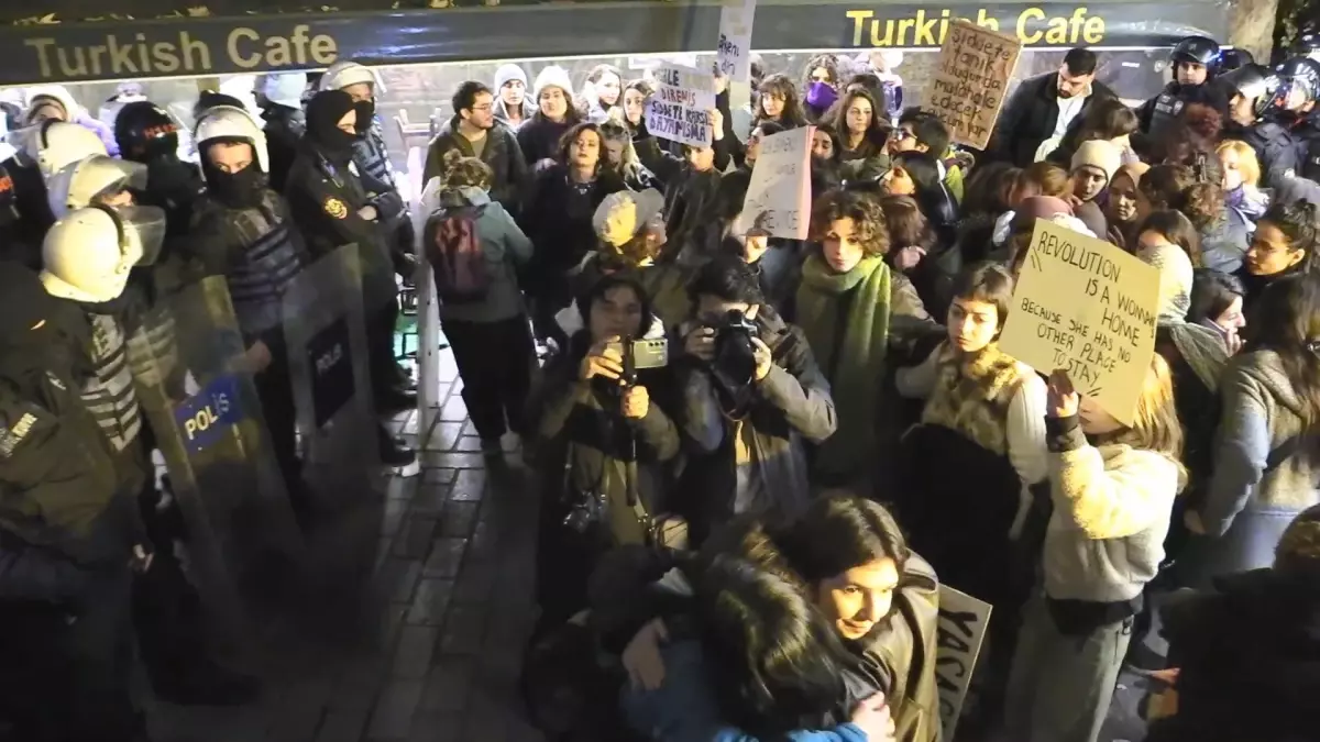 İstanbul\'da Kadına Yönelik Şiddet Gösterisine Polis Müdahalesi