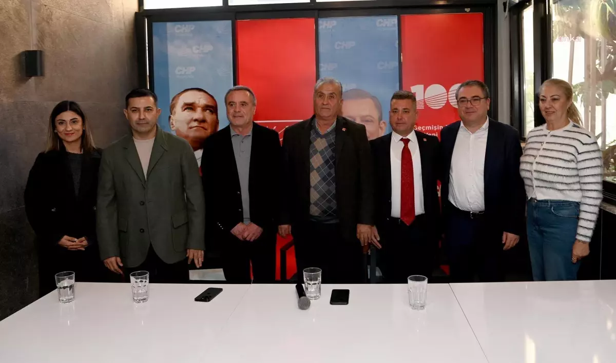 İYİ Parti\'den CHP\'ye Geçen Meclis Üyelerine Rozet Taktı