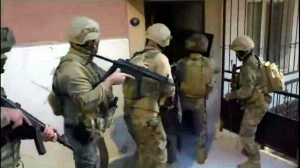 İzmir\'de PKK/KCK Terör Örgütüne Yönelik Operasyon: 10 Gözaltı