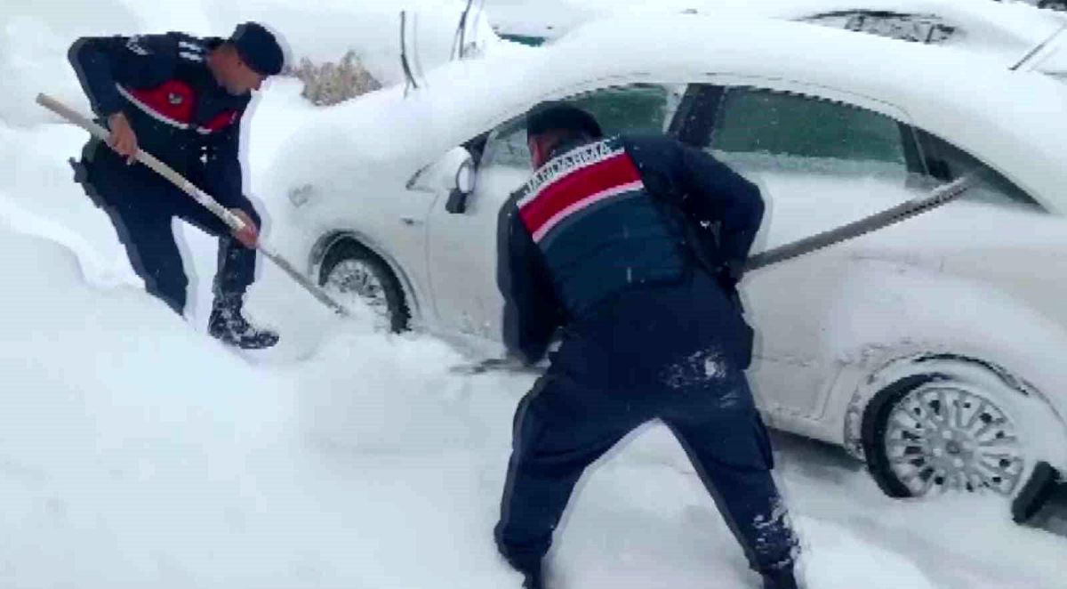 Sivas\'ta Jandarma, Mahsur Kalanları Kurtardı