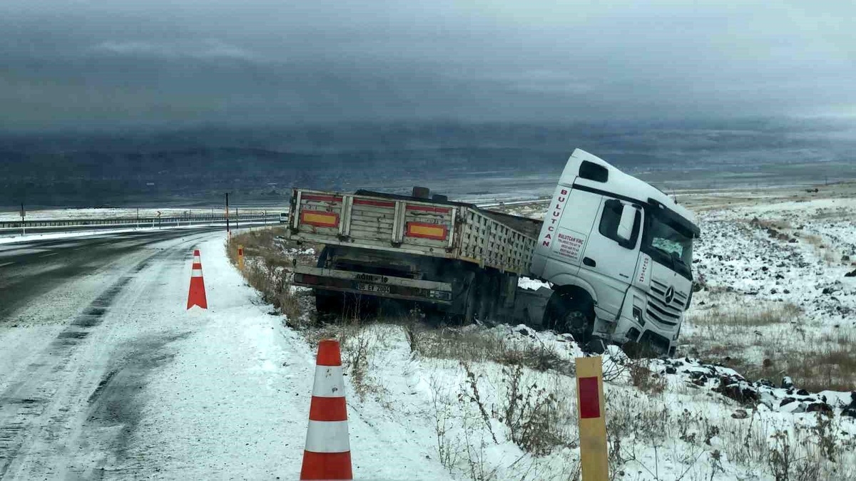 Kars\'ta Buzlu Yolda Tır Kaza Yaptı
