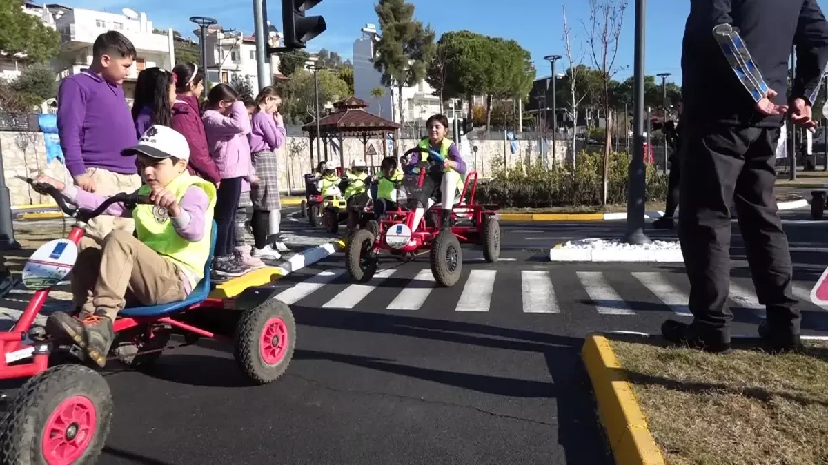 Kuşadası Belediyesi\'nin Hayata Geçirdiği \'Trafik ve Eğitim Parkı\' İlk Misafirlerini Ağırladı