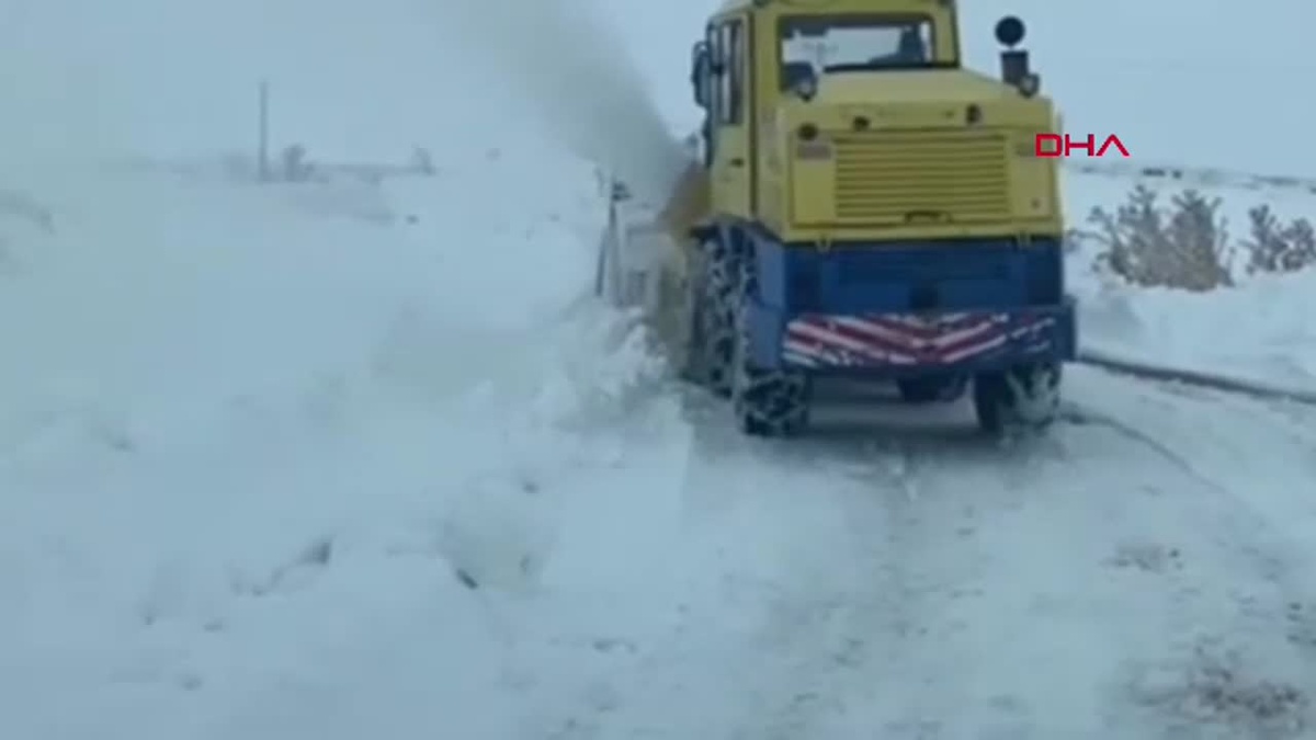 Malatya\'da Kar Yağışı Nedeniyle Kapanan Yollar Yeniden Ulaşıma Açılıyor