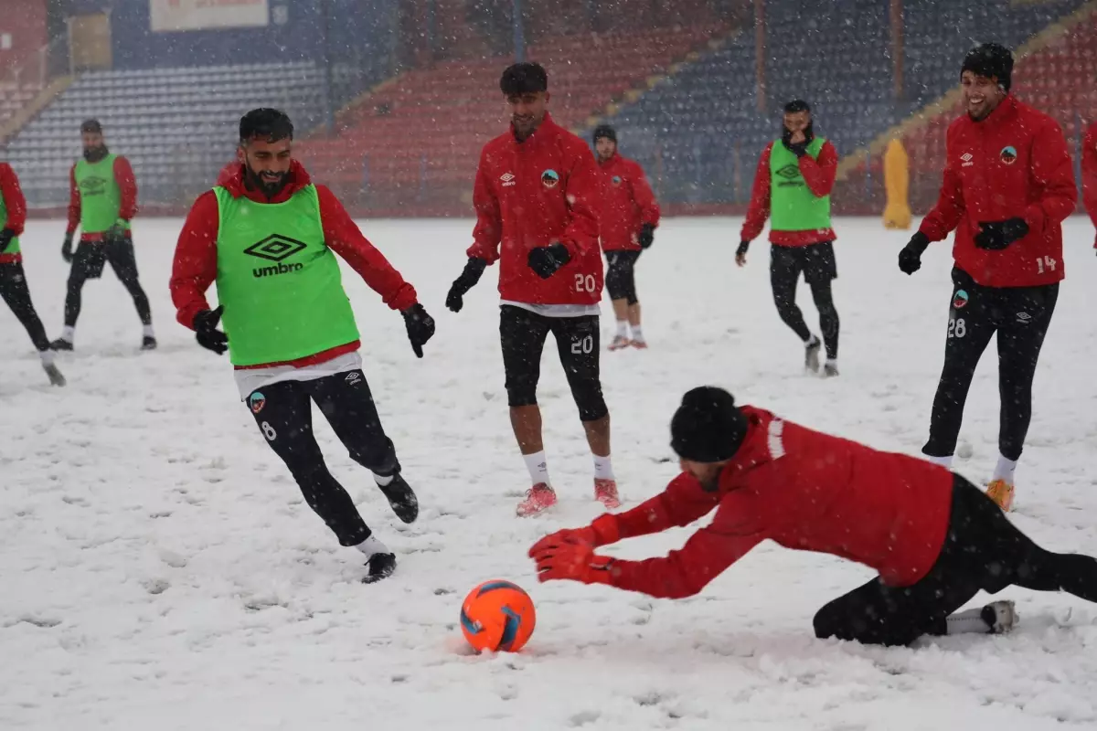 Mardin 1969 Spor, Denizlispor Maçına Kar Yağışı Altında Hazırlanıyor