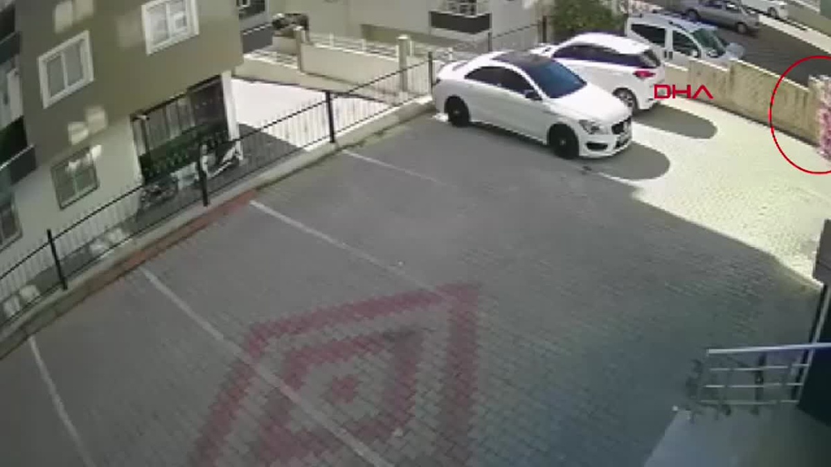 Fırtına, Tarsus\'ta Cips Standını Yola Sürükledi