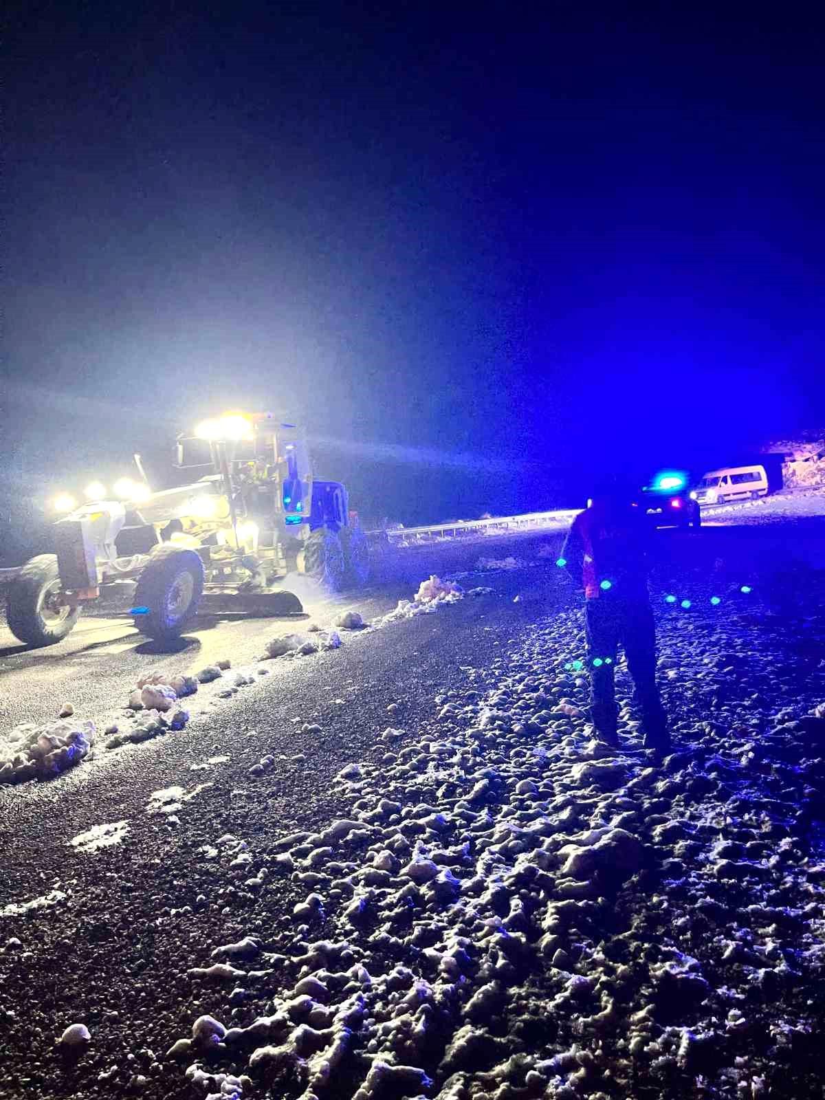 Kar Yağışı 15 Kişiyi Mahsur Bıraktı
