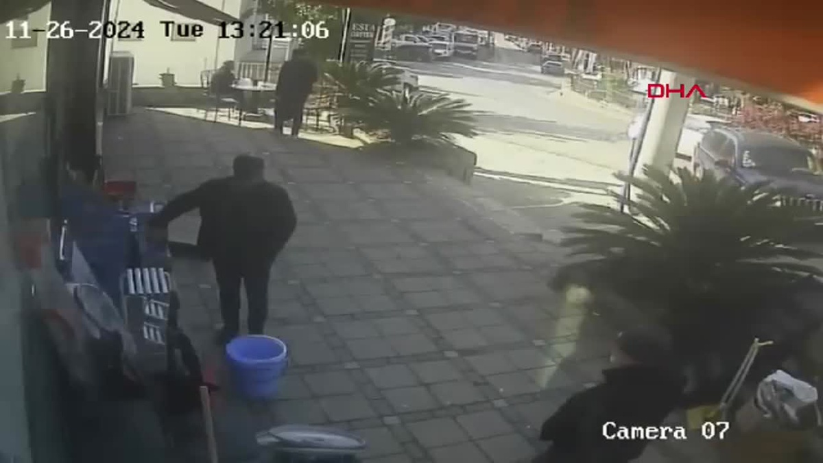 Bodrum\'da Fren Yerine Gaza Basan Cip, Mağazaya Daldı: 4 Yaralı