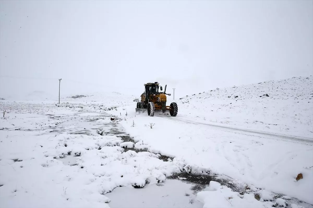 Muş\'ta Köy Yolları Açılıyor