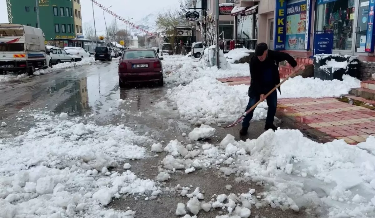 Tunceli\'de Kar Yağışı 202 Köy Yolunu Kapatırken Çalışmalar Devam Ediyor