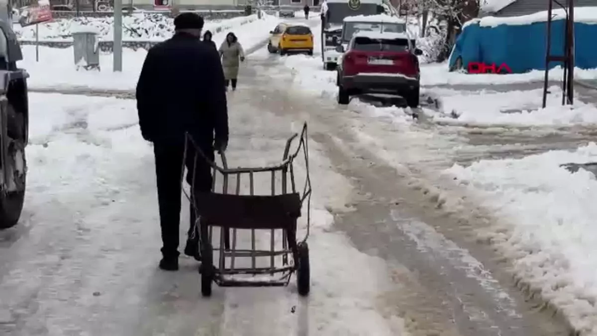 Tunceli\'de Kar Yağışı 202 Köy Yolunu Kapatırken, 150 Yol Açıldı