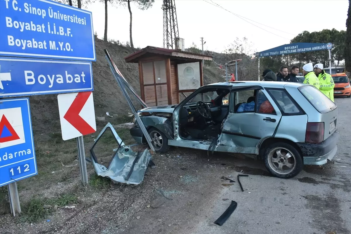 Boyabat\'ta Trafik Kazası: 5 Yaralı