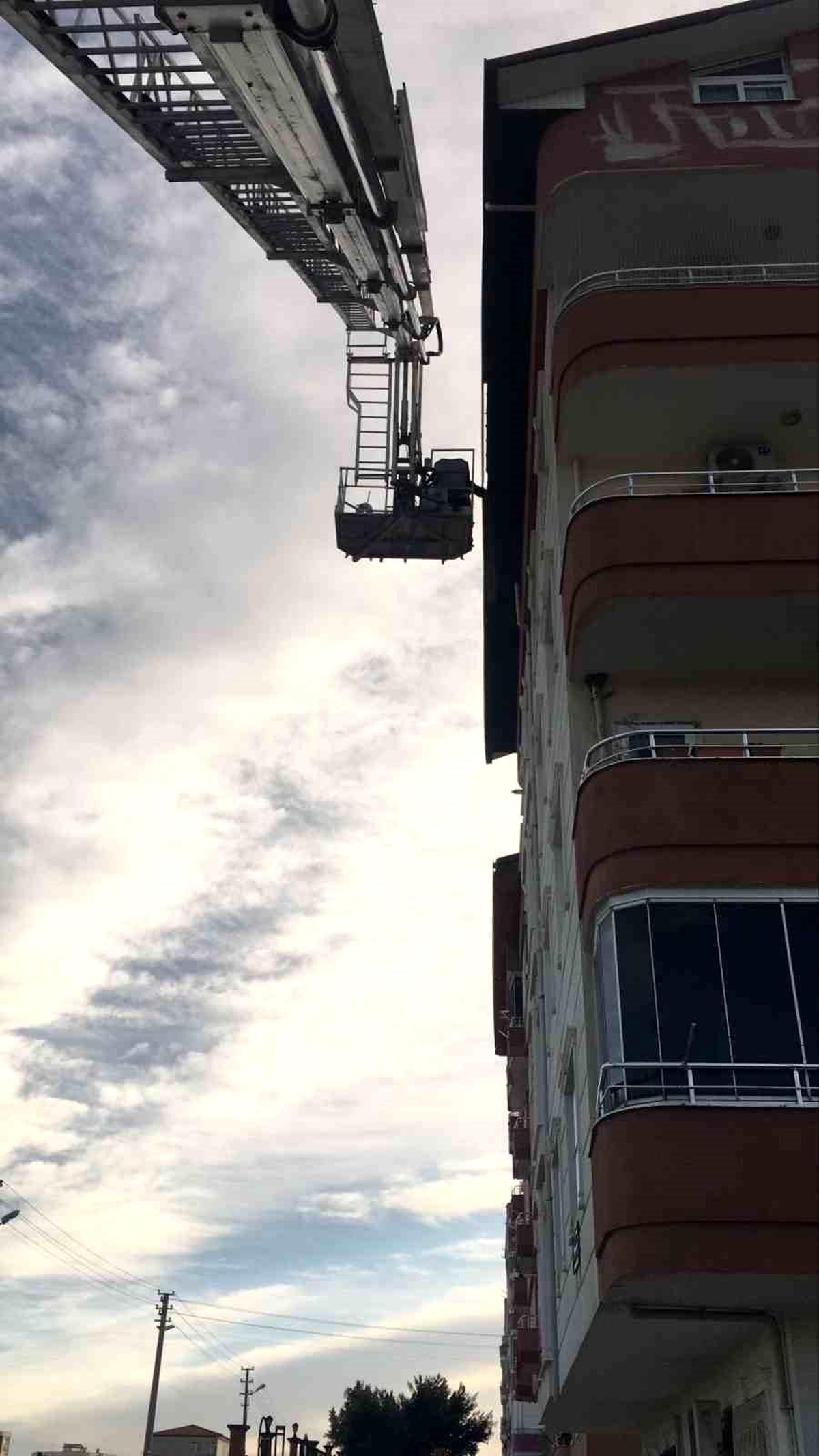Tarsus\'ta tehlike arz eden çatı malzemesi söküldü
