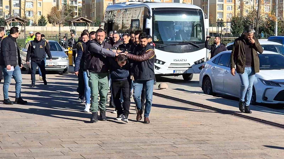 Çorluspor Teknik Direktörü\'ne Saldırı: 13 Zanlı Adliyeye Sevk Edildi